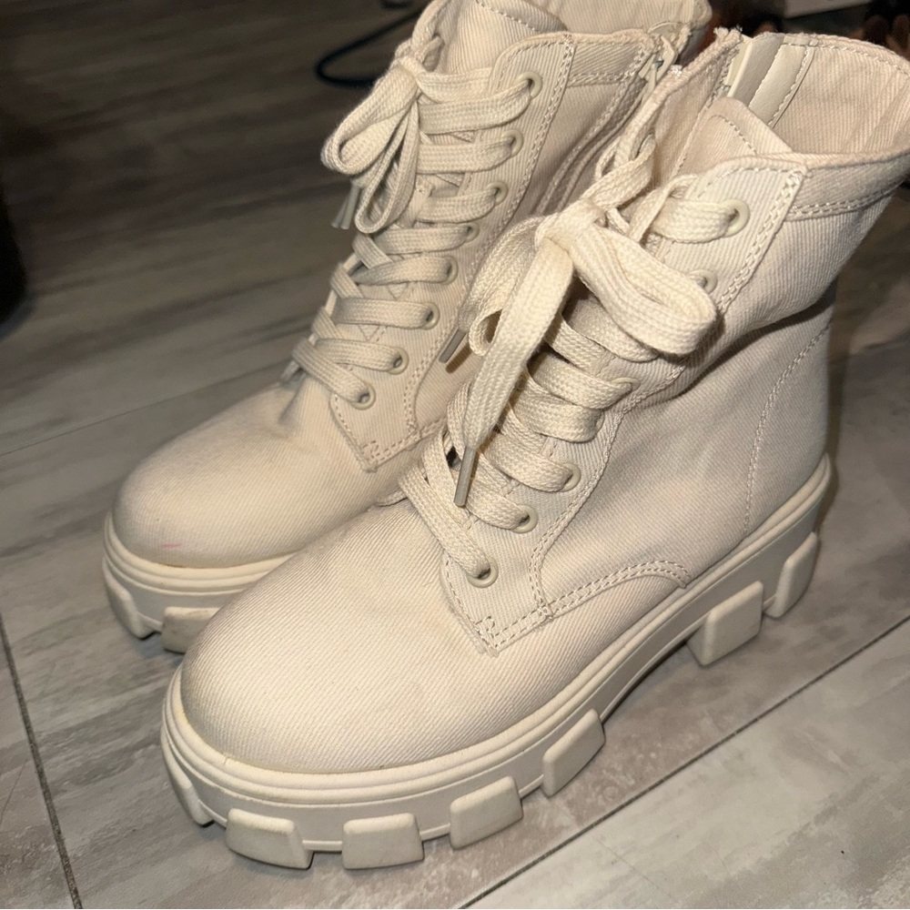 Women's Cream Lace-Up chunky combat  Boots